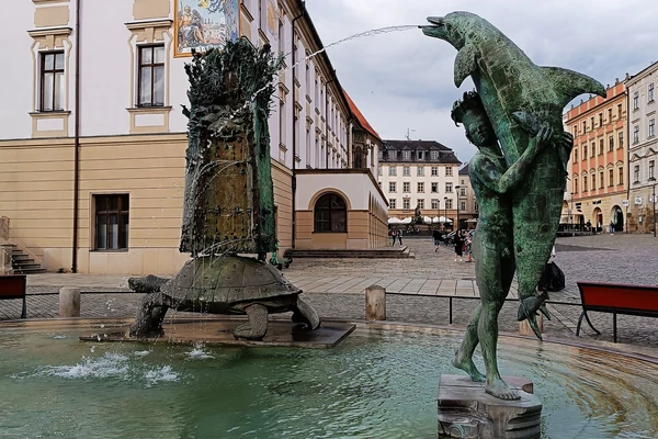 zdjęcie przedstawiające fontannę z rzeźbą delfina na rynku w Ołomuńcu, w Czechach